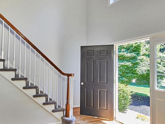 5th image of 140 Shrewsbury Dr