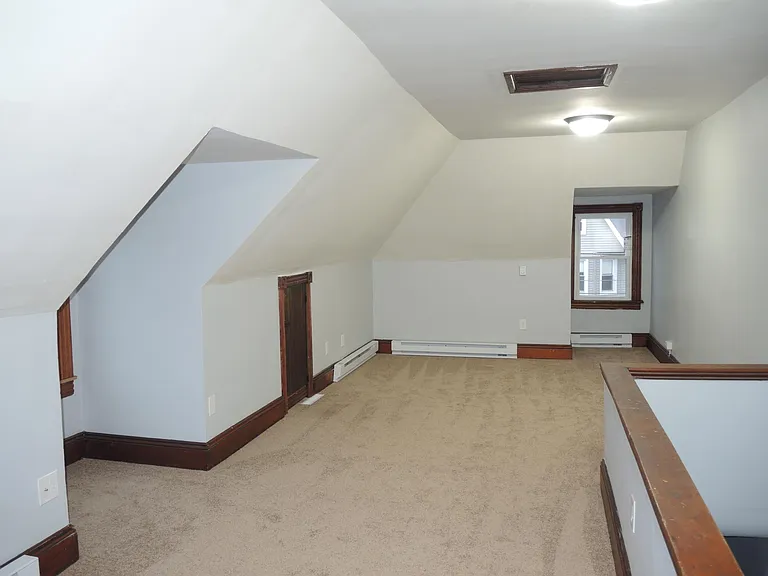 1107 W Lincoln St — Photo 14