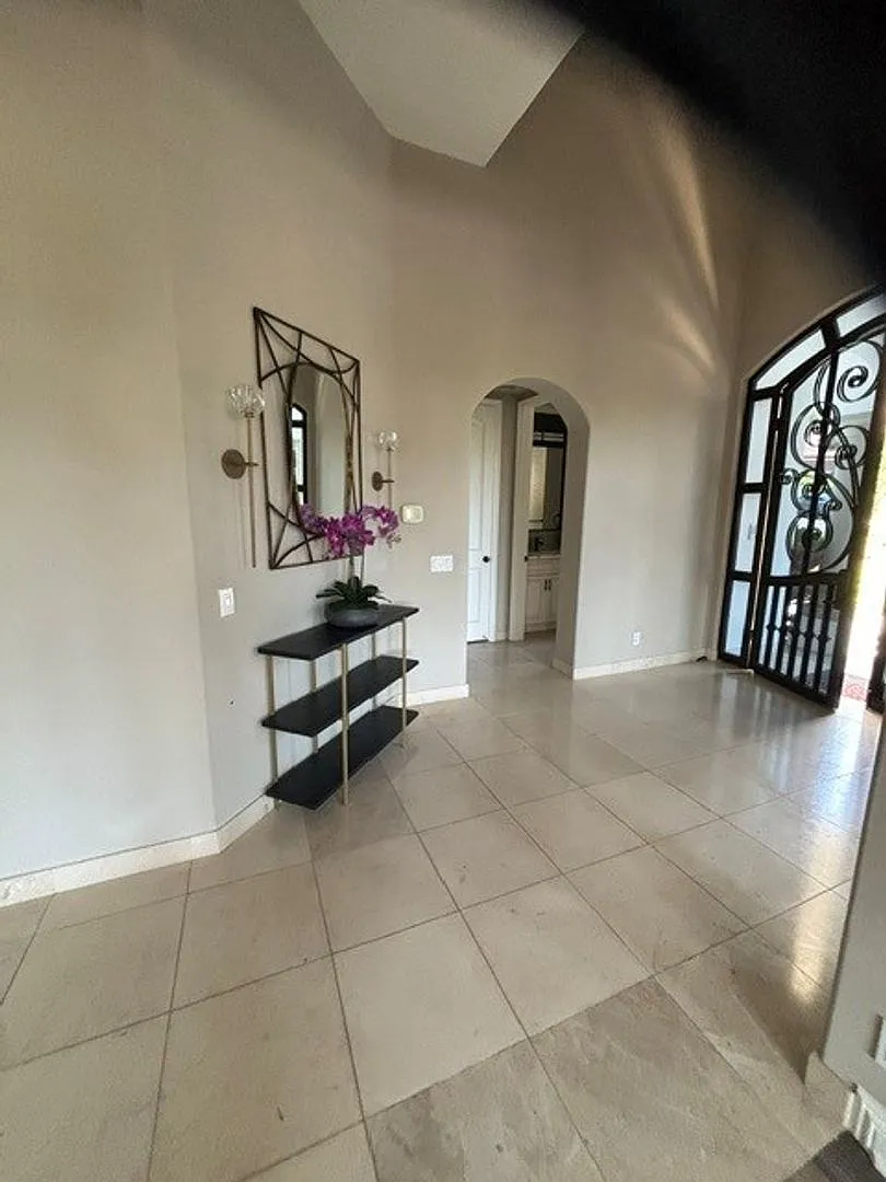 5 bed, 5.5 bath, 4479 sqft, $19,000 — Photo 2