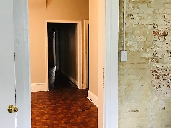 5th image of 229 E Chestnut St #1