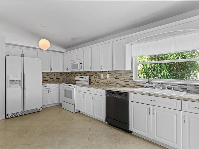 13945 Langley Pl — Photo 35