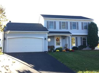 1124 Squire Ln, Farmington, NY 14425