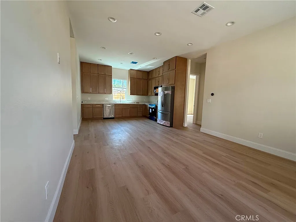 3 bed, 1180 sqft, $3,895 — Photo 2