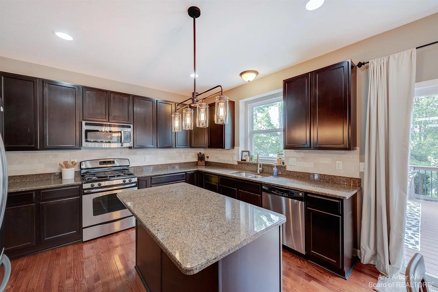 4 bed, 3.5 bath, 3683 sqft, $3,900 — Photo 3