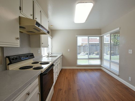 3rd image of 547 Edelweiss Dr