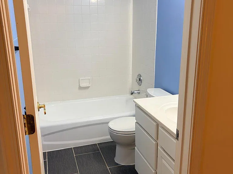 21784 Oakville Ter — Photo 16