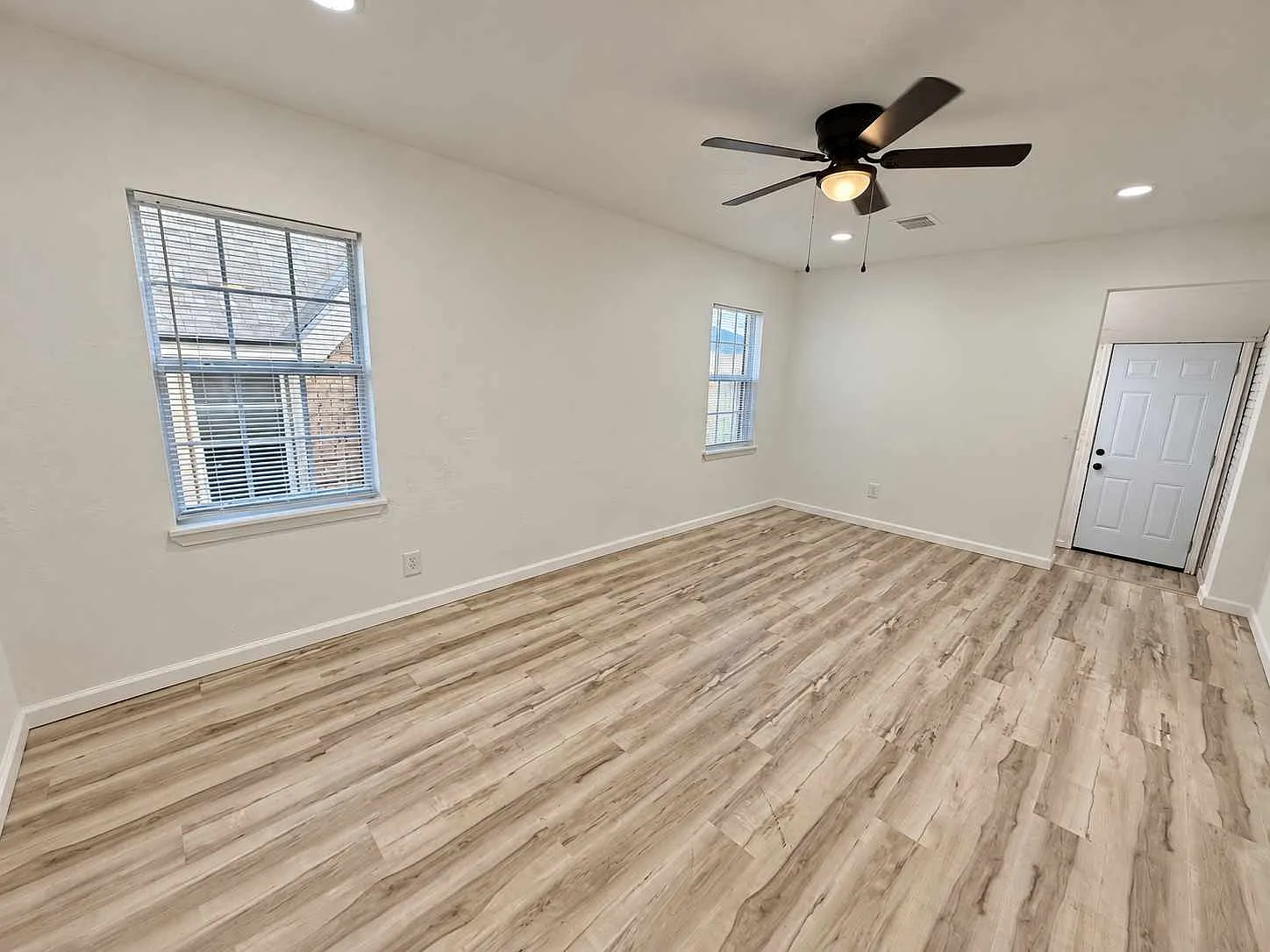 2 bed, 849 sqft, $950 — Photo 2