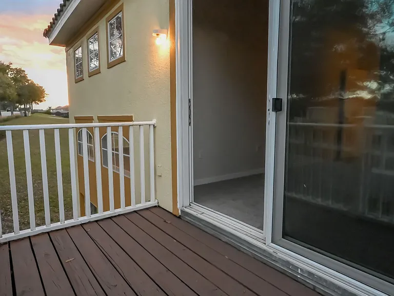 704 Monroe Cir #D — Photo 30