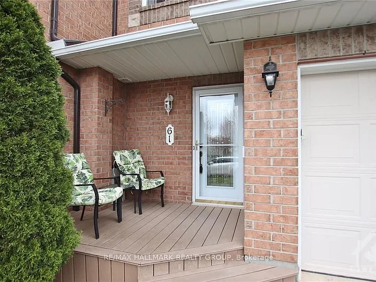 61 Scampton Dr — Photo 2