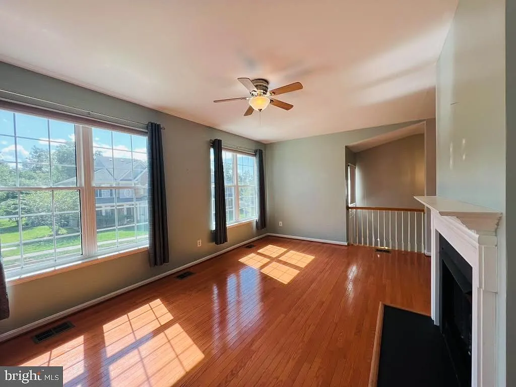 3 bed, 3.5 bath, 1876 sqft, $2,999 — Photo 2