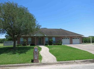 415 S Trinity St, Edna, TX 77957