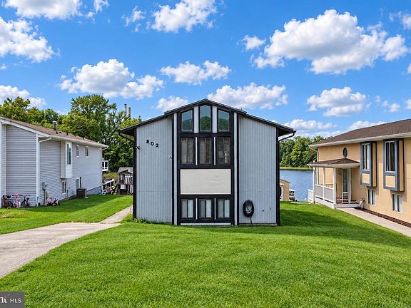 3rd image of 802 Waterview Dr
