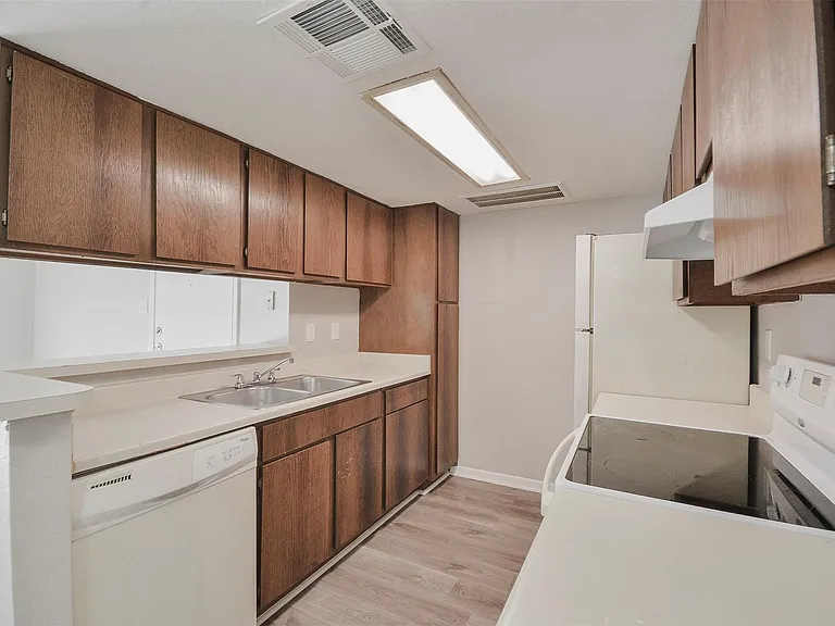 12905 Woodforest Blvd #607 — Photo 5