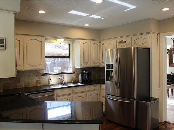 3rd image of 713 Lakewood Ln