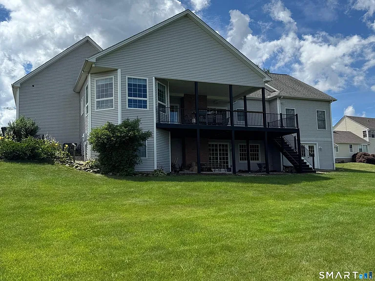 556 Hill St — Photo 31
