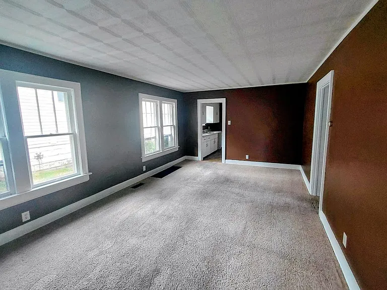 455 Allenford St — Photo 3