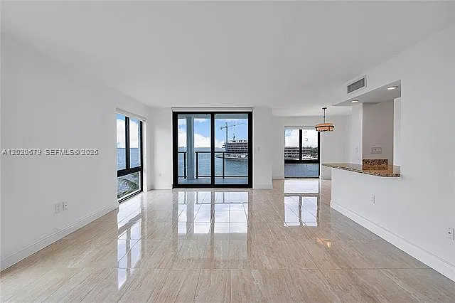 1600 S Bayshore Ln #6A — Photo 1