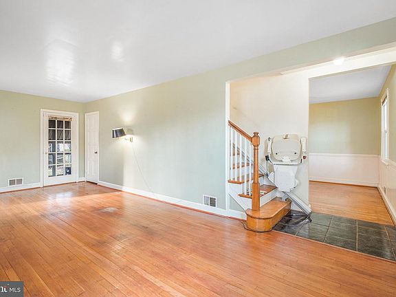 3rd image of 1605 Crittenden St NE