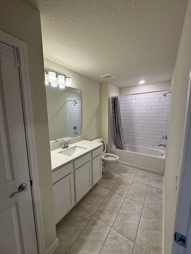 3 bed, 2.5 bath, 1782 sqft, $2,400 — Photo 1
