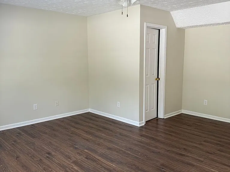 363 E Jefferson St — Photo 3