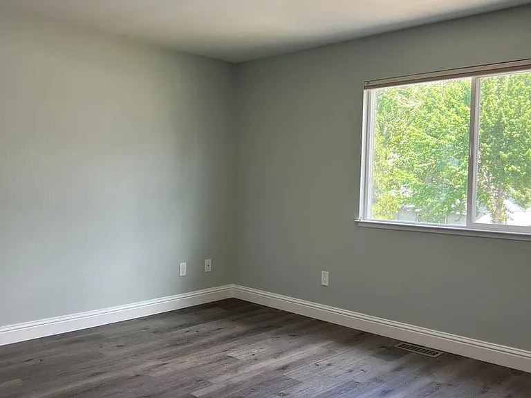 7370 Pembroke Dr — Photo 25