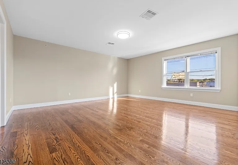658 Market St — Photo 6