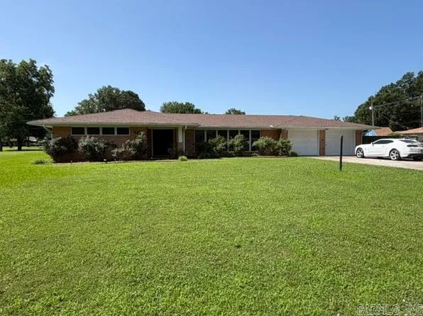 411 W 11th St, Stuttgart, AR 72160