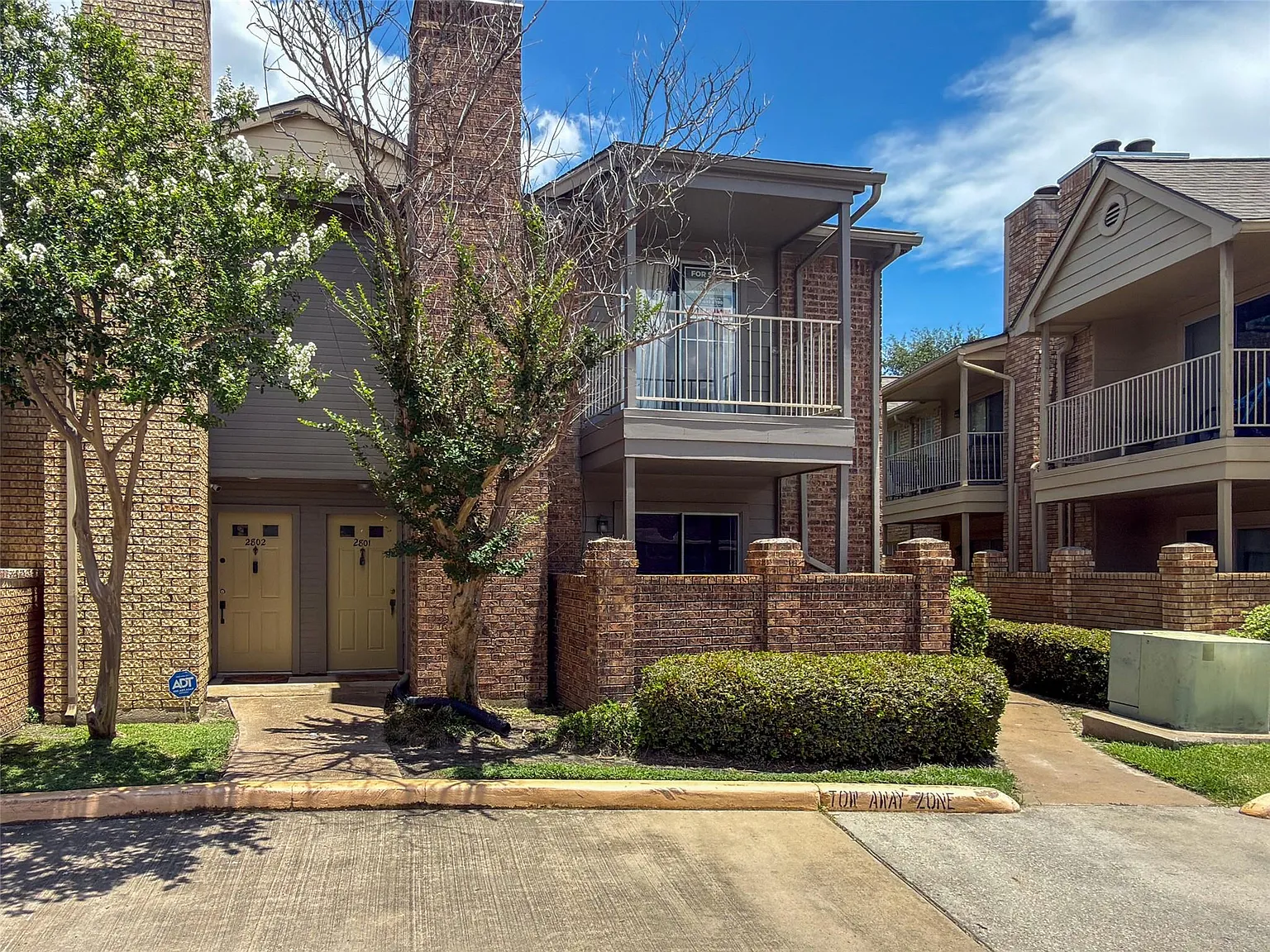 1 bed, 1.5 bath, 893 sqft, $1,200 — Photo 2