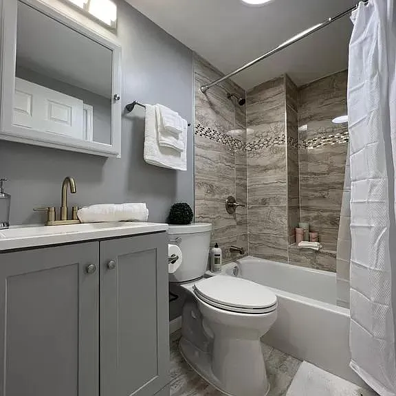 2057 N Franklin St — Photo 8