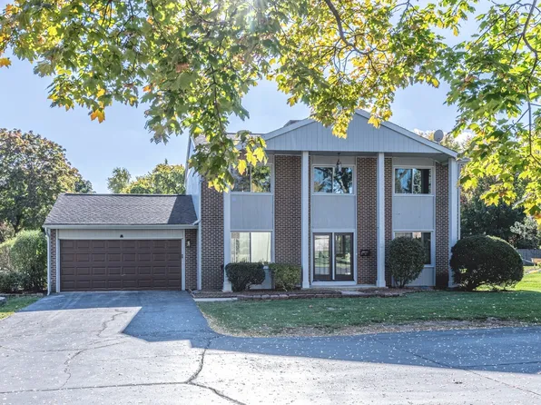 380 Ventura Club Dr, Roselle, IL 60172