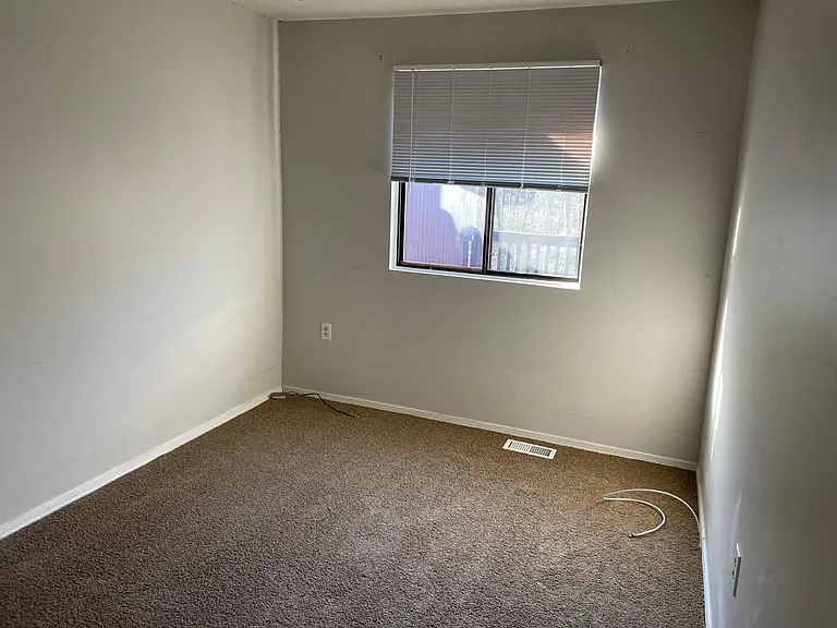 527 Greenblades Ct — Photo 4