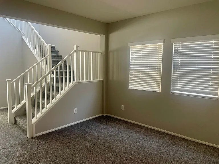 8365 S Pioneer Way — Photo 2