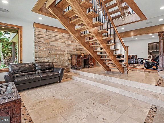 5th image of 322 Olde Meadow Ln