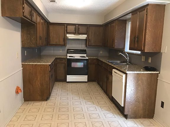 3rd image of 335 Christie Ct