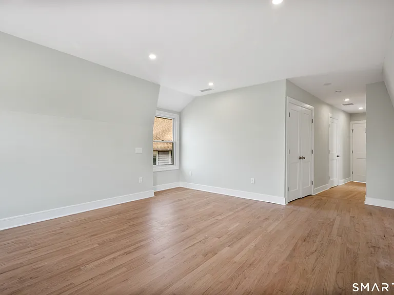 115 E Elm St — Photo 9