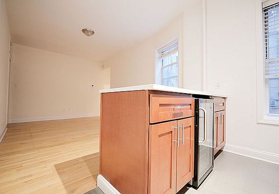 3rd image of 78 Bank St APT 13
