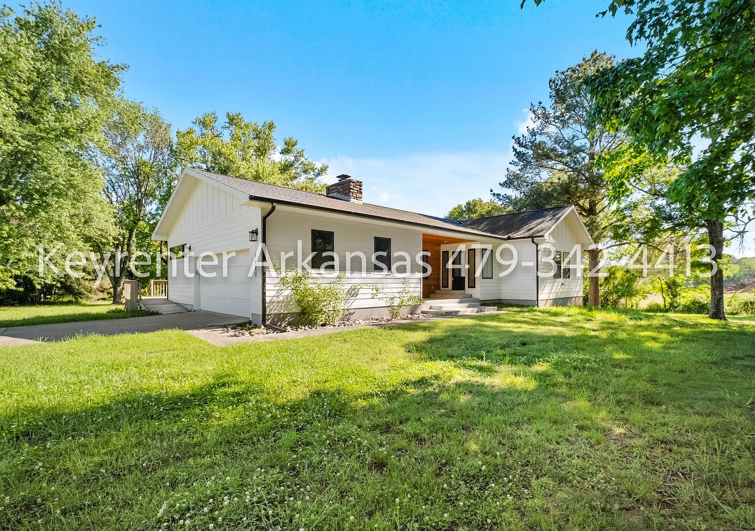 Beautiful 5Bedroom Home with Hardwood Floors, Fireplace & Luxurious Master Suite — Photo 2