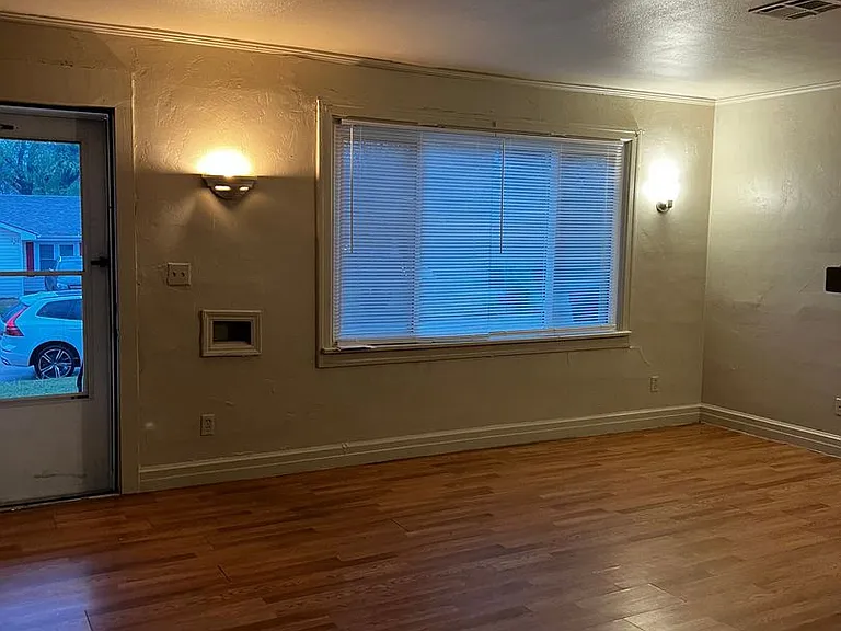 1613 E Park Pl — Photo 10