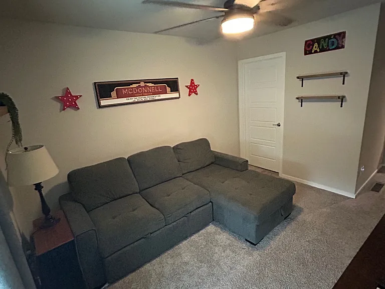 Guest room 2 w/ walk in closet
