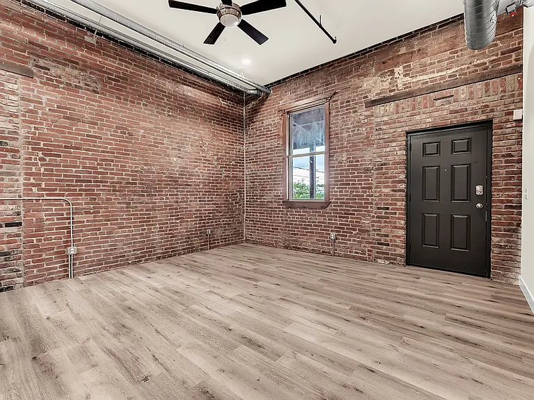 235 N Market Ave — Photo 25