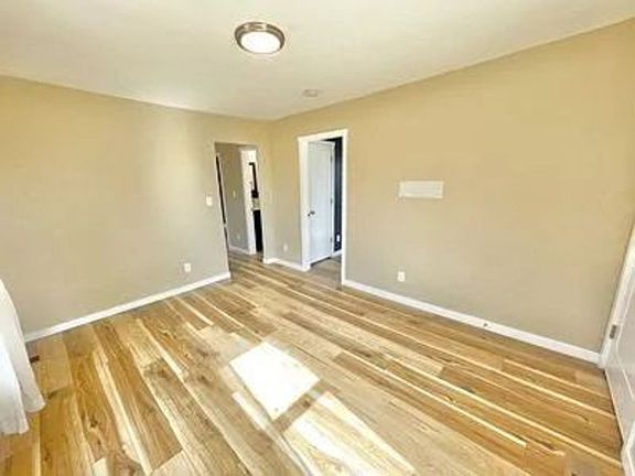 3rd image of 121 King St