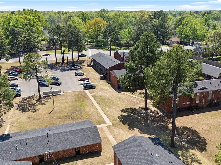 Holmes Pointe Apartments — Photo 2
