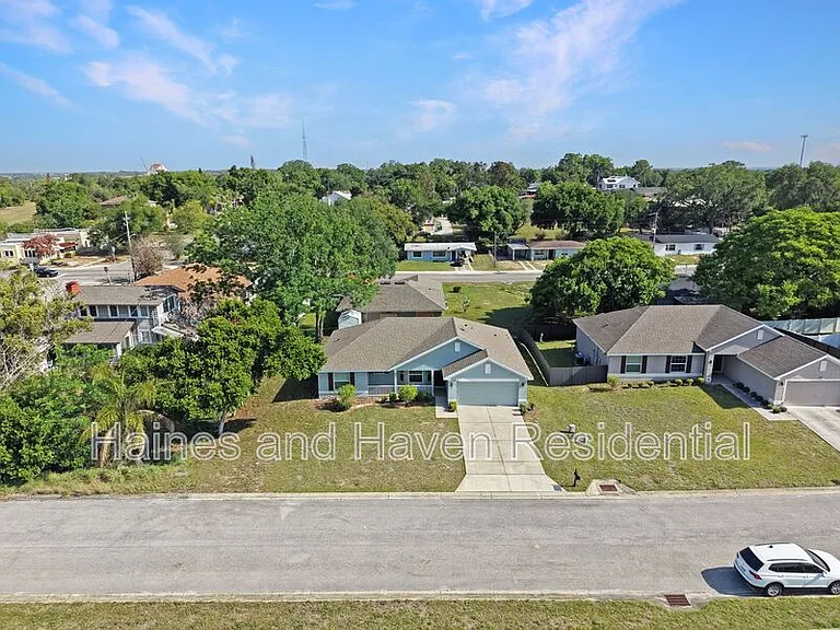 1217 Forest Hills Dr — Photo 3