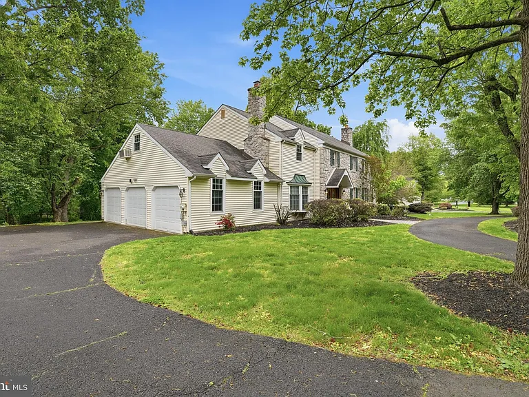 1316 Heller Dr — Photo 2