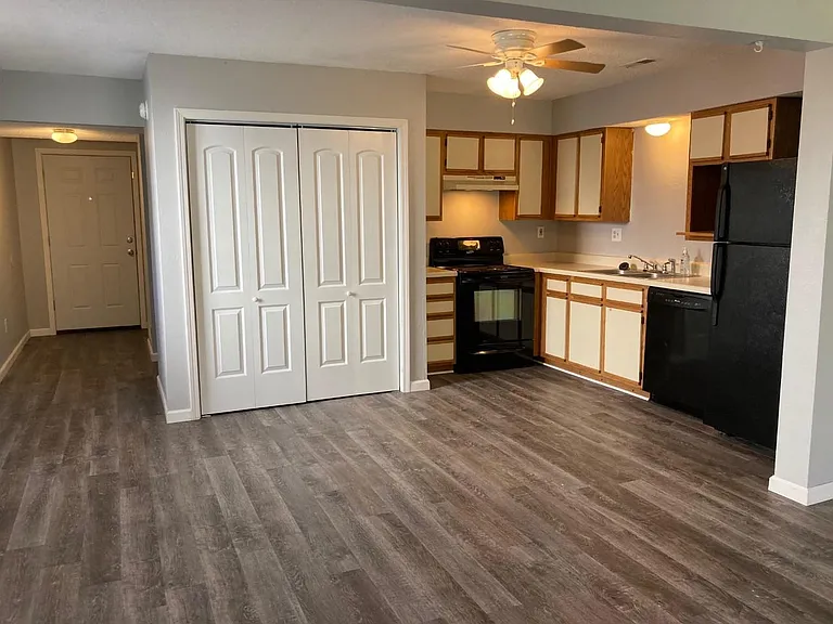 2107 Highridge Dr #D — Photo 3