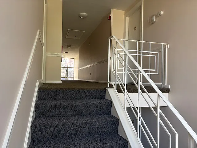 Building Photo - 5 Albert Dr #10