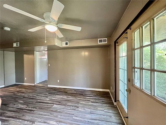 2nd image of 3831 Eigen St #1