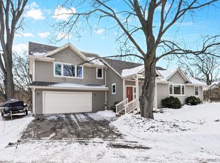 1432 Rose Pl, Roseville, MN 55113