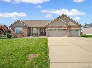 1051 Creekside Dr, Waterloo, IL 62298