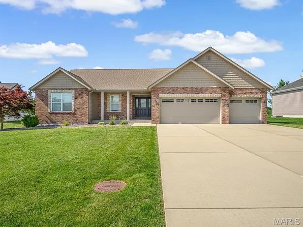 1051 Creekside Dr, Waterloo, IL 62298